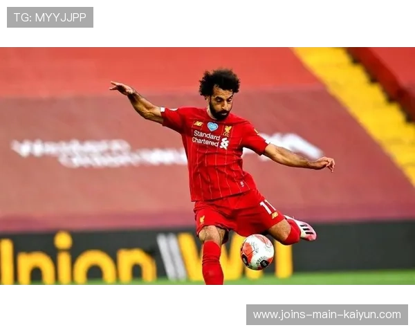 利物浦压到禁区弧顶，萨拉赫一脚爆射引爆球场